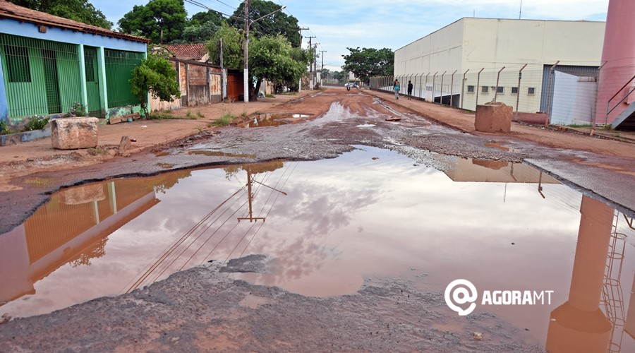 Imagem: Rua esburacada causa transtorno a moradores Moradores reclamam de buracos e ‘descaso’ do Poder Público