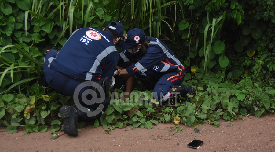Imagem: Vitima recebendo o atendimento dos profissionais do Samu Carretinha se solta de carro e atinge motociclista em cheio