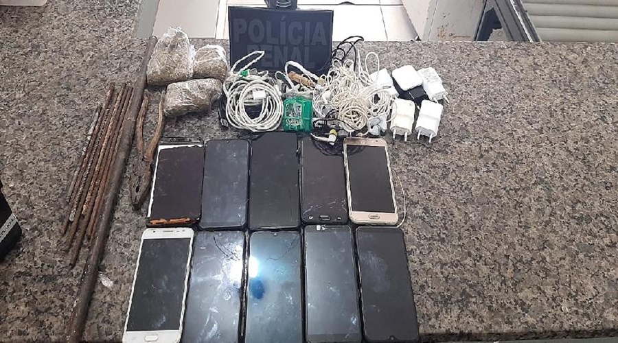 Imagem: material apreendido Policiais penais encontram celulares e drogas durante revista