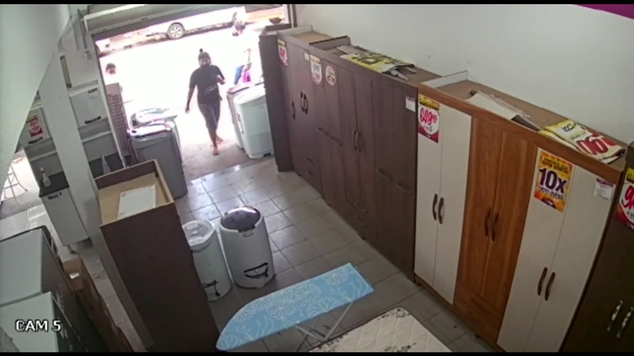 Imagem: mulher furtando Polícia tenta identificar mulheres que furtam lojas em Cuiabá