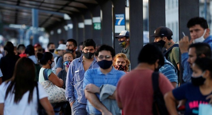 Imagem: pessoas de mascara Pesquisa indica que metade dos brasileiros ainda sente medo