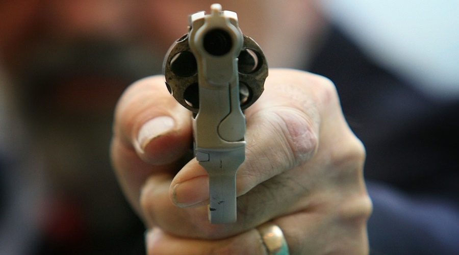 Imagem: Armado ladrao revolver Senado aprova proibição de armas para quem agride mulher, criança ou idoso