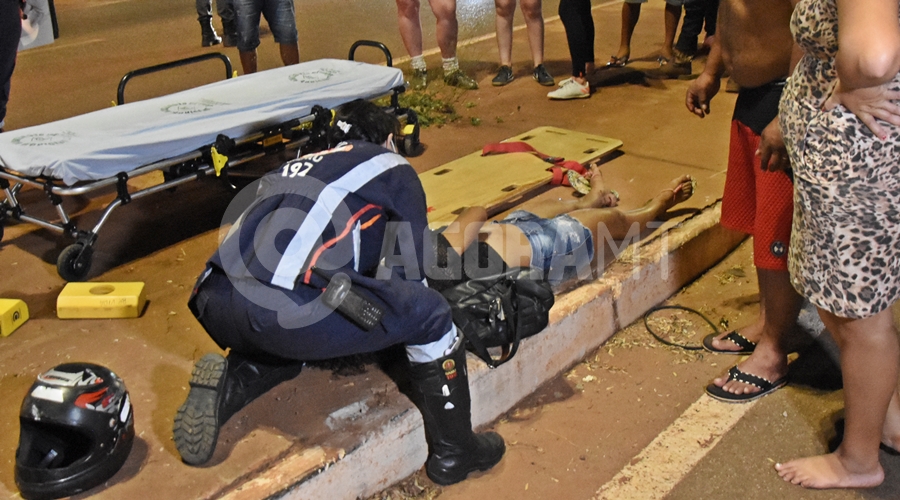 Imagem: Samu atendendo vitima de acidente na avenida dos estudantes Jovem fica em estado grave após sofrer acidente com o marido