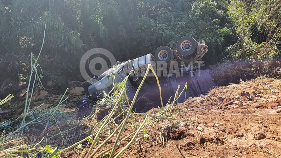 Imagem: acidente Serra Tangara2 1 Caminhão carregado de soja tomba e cai em ribanceira