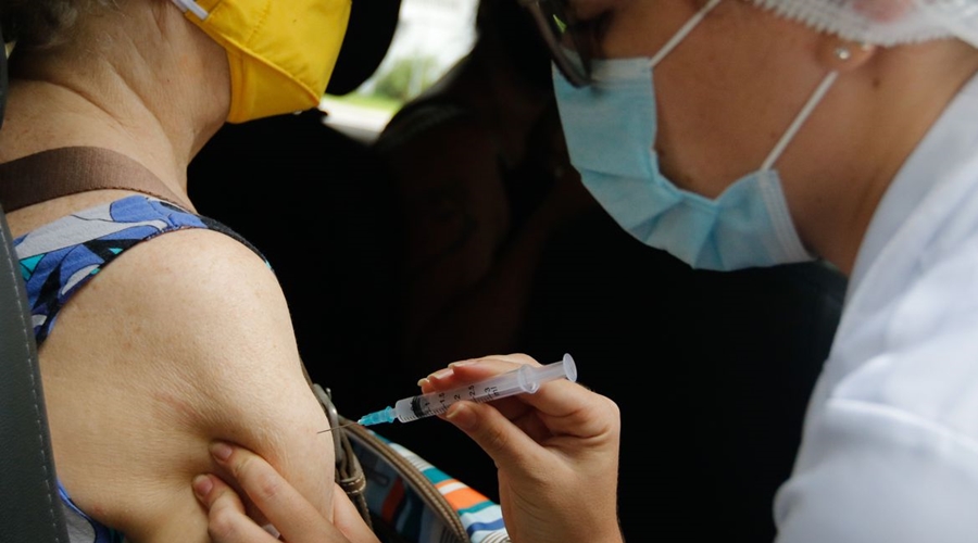 Imagem: vacinacao drive thru universidade estadual do rio de janeiro uerj tnrgo abr 2502214596 0 Em um único dia, 3,4 mil pessoas faltam vacinação em Cuiabá