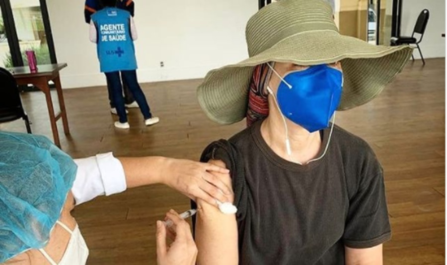 Imagem: Fernanda Torres Após polêmica, Fernanda Torres é vacinada contra covid-19