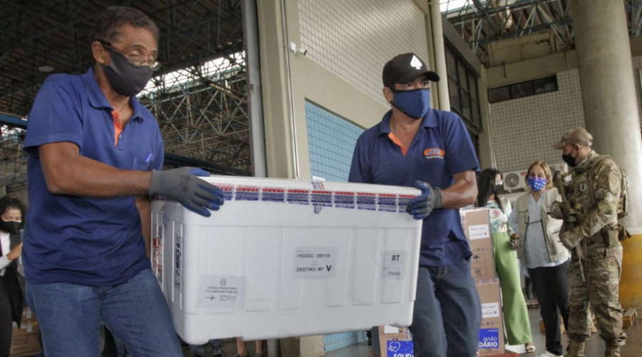 Imagem: chegada vacins Rondonópolis receberá 11.218 doses da Pfizer e Coronavac, campanha recomeça na terça