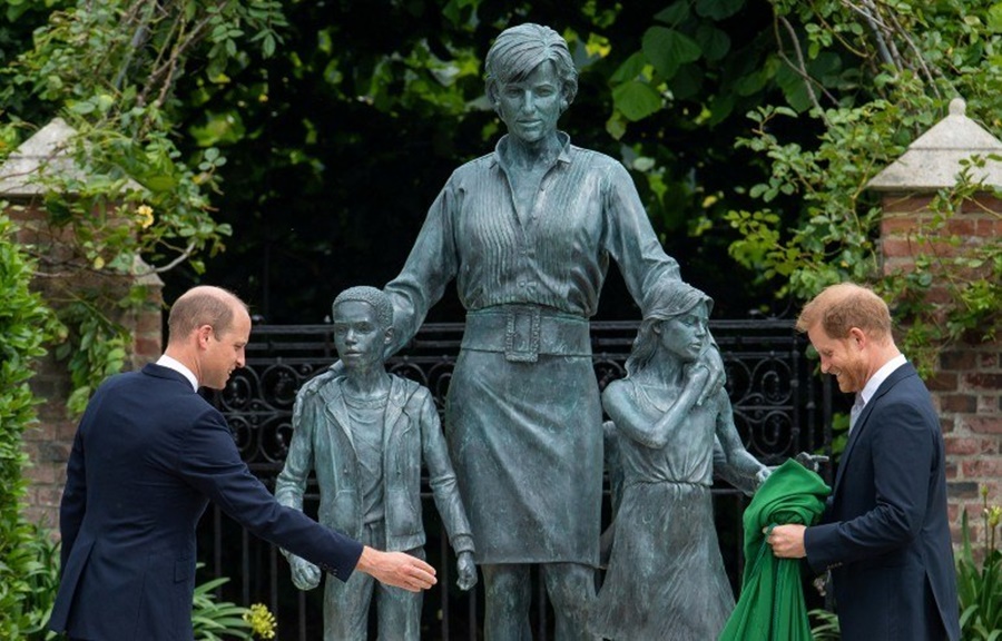Imagem: Estatua de homenagem William e Harry se encontram em homenagem à mãe