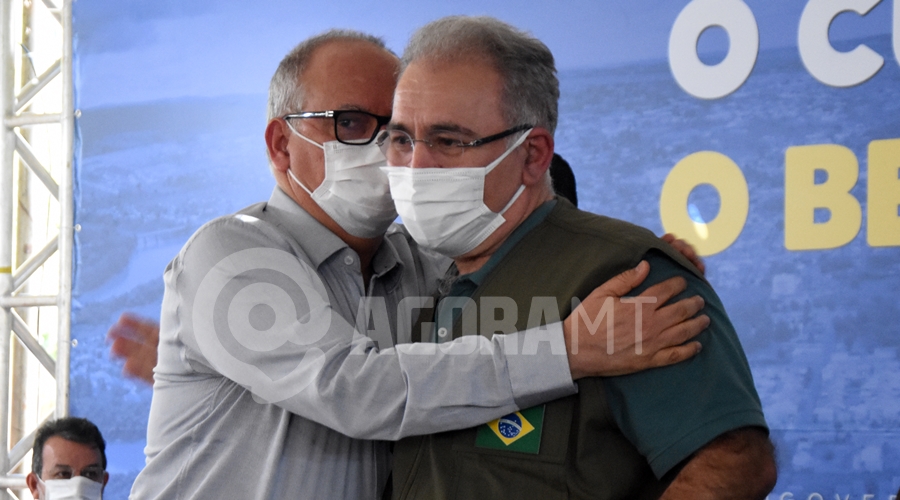 Imagem: Prefeito comprimenta o Minsistro da Saude Marcelo Gueiroga em Roo Ministro confirma ampliação de equipes do PSF e agentes comunitários de Saúde