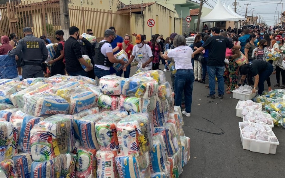 Imagem: doacao cestas Centenas de pessoas entram em fila por cestas básicas e cobertores
