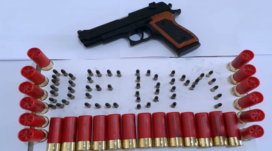 Imagem: Simulacro e municoes apreendidos no Bairro Paiaguas Após ameaçar ex, homem é preso com mais de 400 munições em casa