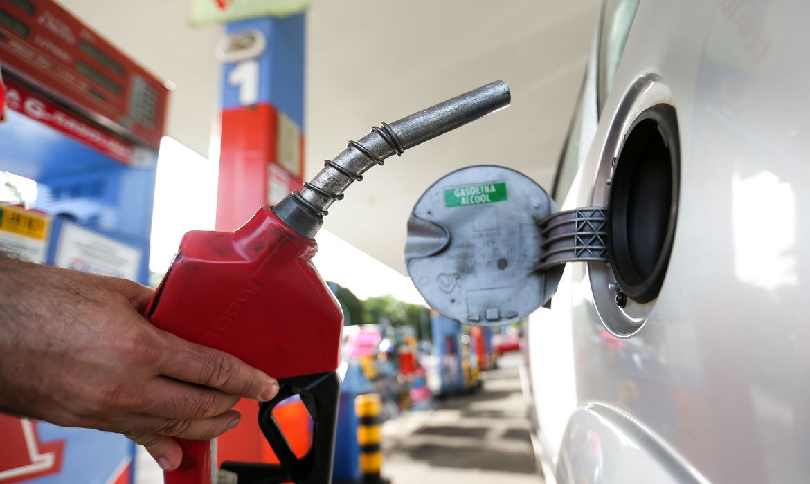 Imagem: etanol gasolina cambustivel foto agencia brasil Petrobras anuncia reajuste de 18% na gasolina e 25% no diesel