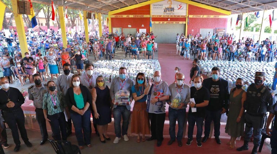 Imagem: f3f36622 4ae7 4079 87ec e6920de7194e Primeira-dama de MT entrega mil cestas básicas em Rondonópolis