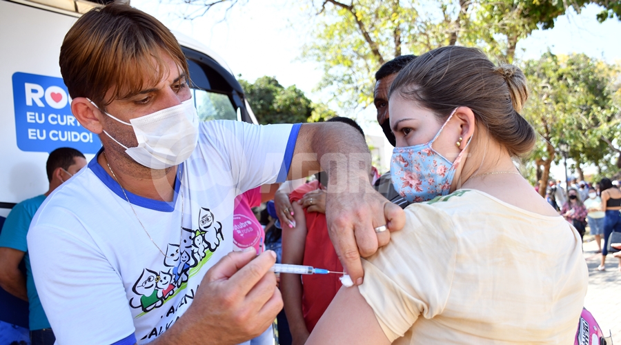 Imagem: Vacinando pesssoas no mutirao da saude Brasil tem mais de 37% da população totalmente vacinada contra o coronavírus