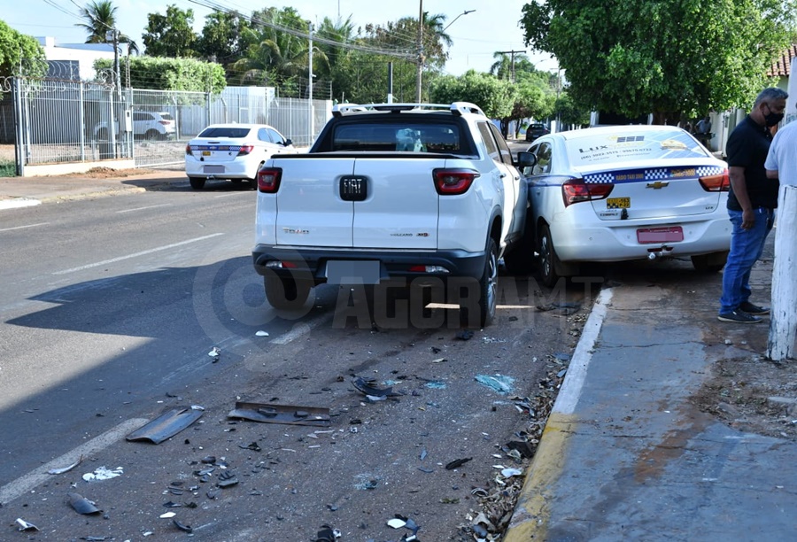 Imagem: acidente Carro atravessa preferencial e causa acidente no centro de Rondonópolis