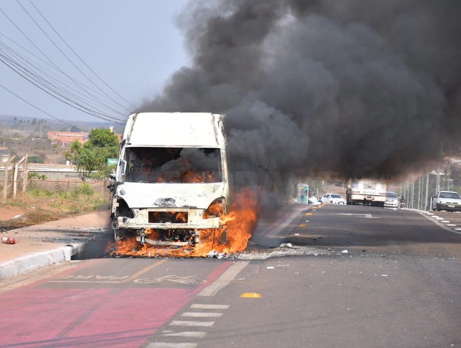 Imagem: van em chamas Van de transporte de passageiros pega fogo e fica totalmente destruída