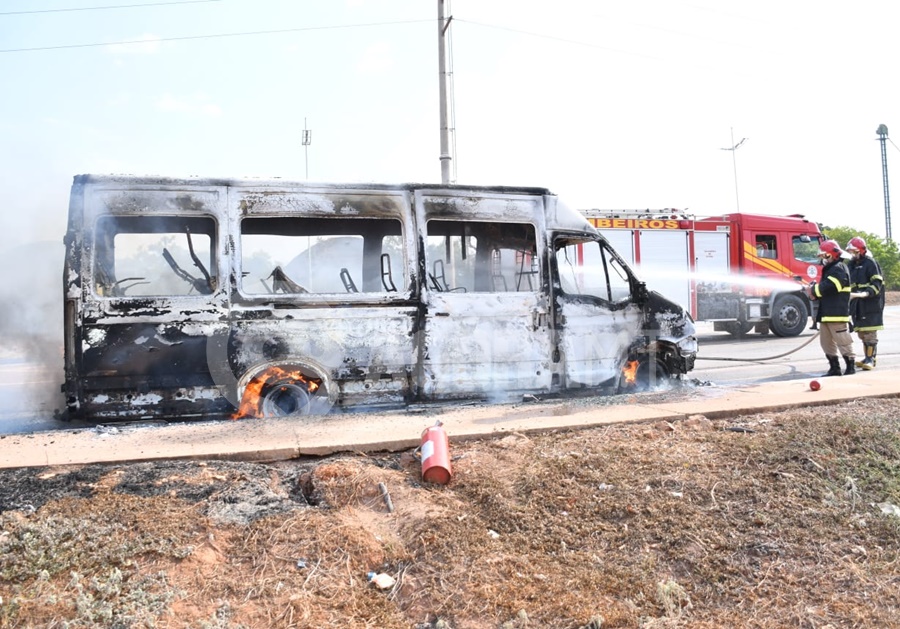 Imagem: van incendiada Van de transporte de passageiros pega fogo e fica totalmente destruída