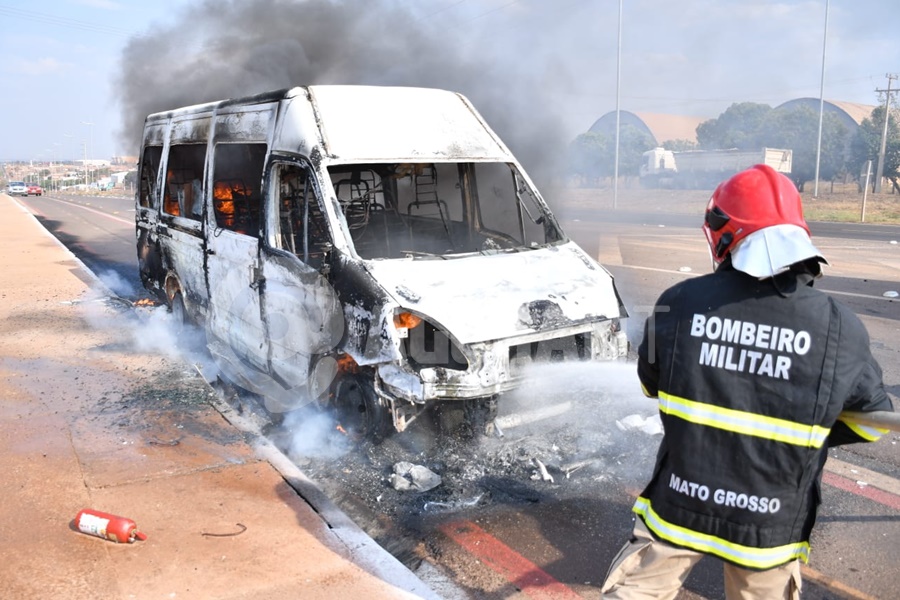 Imagem: van queimada Van de transporte de passageiros pega fogo e fica totalmente destruída