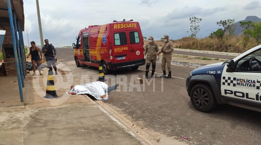 Imagem: Equipe de resgate e PM no local do homicidio Mulher mata esposo com golpe de faca no bairro Novo Horizonte