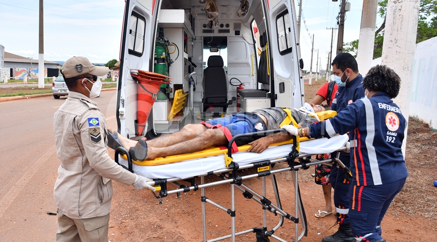 Imagem: Medico do samu aterndendo vitima de acidente na MT 270 Motociclista fica ferido ao perder o controle e cair em rotatória