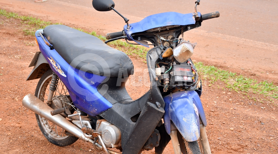 Imagem: Motocicleta utilizada pela vitima de acidente Motociclista fica ferido ao perder o controle e cair em rotatória