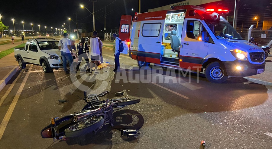 Imagem: O acidente aconteceu no bairro Sagrada Familia Motociclista fica ferido após condutor em alta velocidade bater na traseira da moto