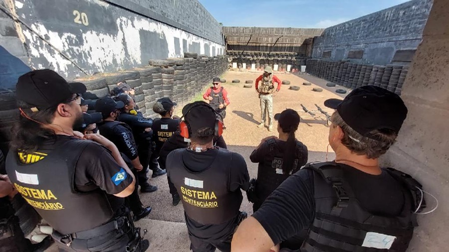 Imagem: TREINAMENTO TIRO Policiais penais recebem treinamento técnico em armamento e tiro