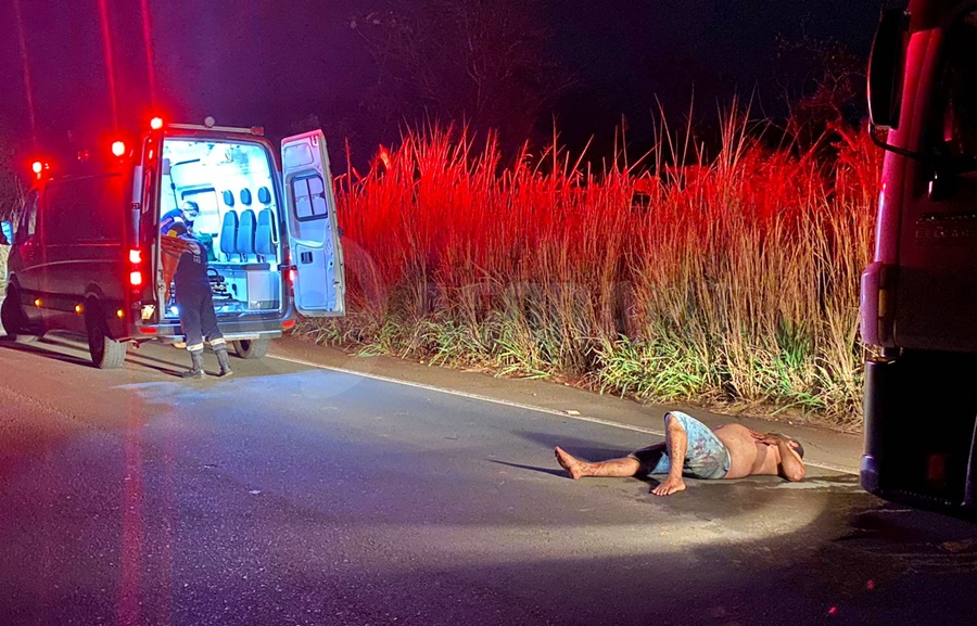 Imagem: acidente na Serra Carro capota após passar em buraco, perder o controle e bater em caminhão