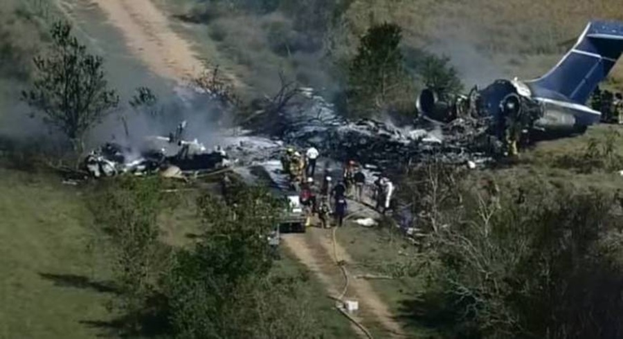 Imagem: aviao caido Avião cai no Texas e todos os 21 ocupantes sobrevivem