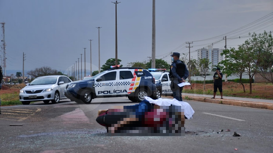Imagem: policia no local moto Motociclista tem morte instantânea em cima da moto após bater na traseira de carro