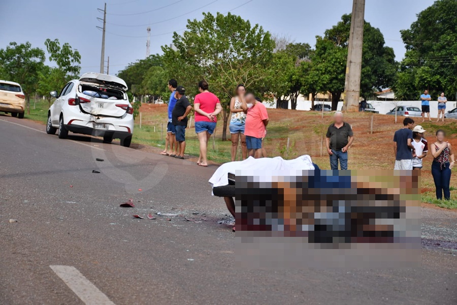 Imagem: vitima motociclista Motociclista tem morte instantânea em cima da moto após bater na traseira de carro