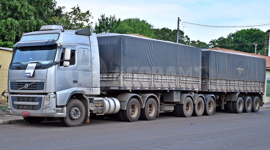 Imagem: Carreta produto de furto e recuperado pela PMMT Em Rondonópolis, caminhoneiro é libertado pela PM após ficar 24h em cativeiro