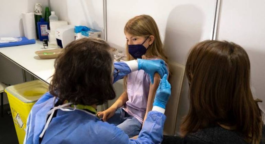 Imagem: Crianca sendo vacinada 2 Jaciara vai iniciar vacinação de crianças na quarta-feira