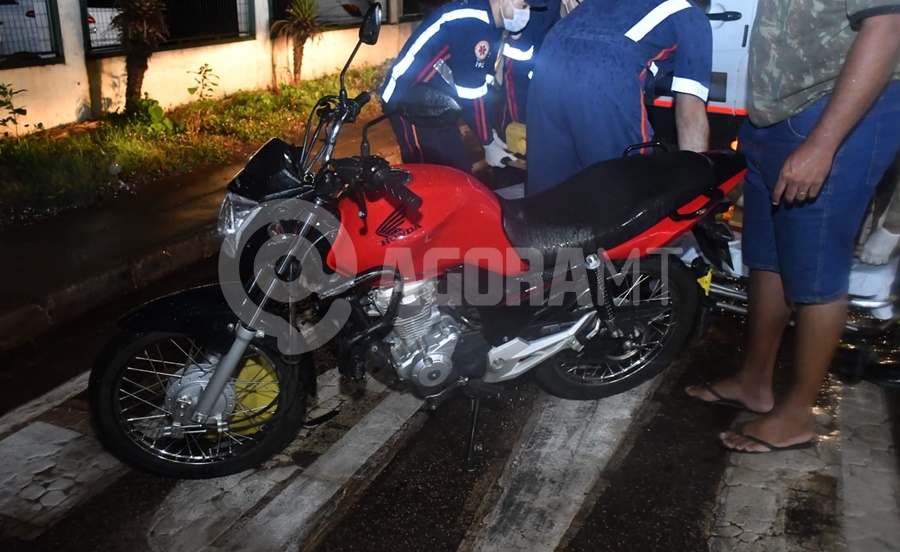 Imagem: Motocicleta envolvida no acidente Mulher é atropelada momento em que atravessava a rua