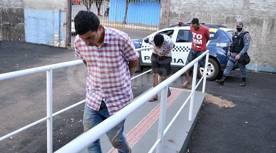 Imagem: Suspeitos presos pela PM por roubo e carcere privado Em Rondonópolis, caminhoneiro é libertado pela PM após ficar 24h em cativeiro