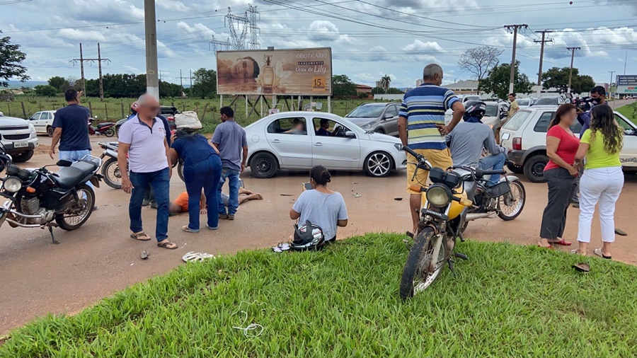 Imagem: acidente Julio Campos Casal fica ferido após batida entre moto e carro na avenida Júlio Campos