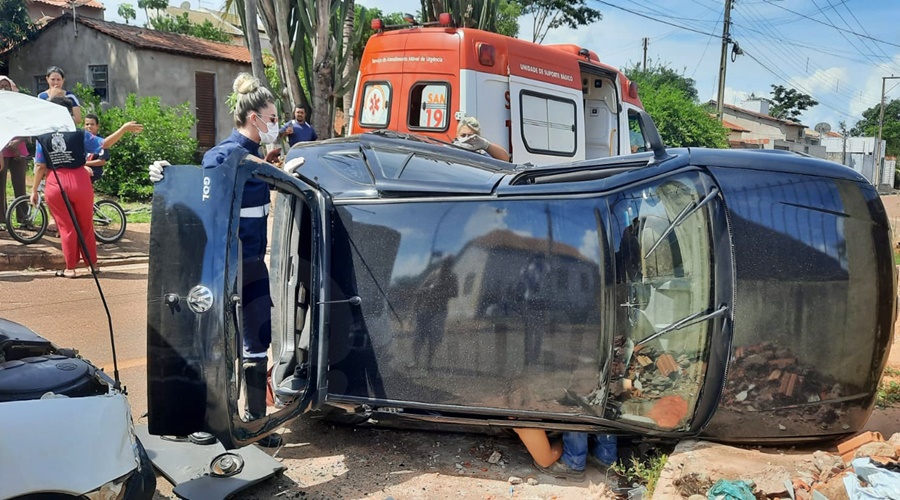 Imagem: acidente Liberdade Após batida, carro tomba e mulher fica presa dentro do veículo