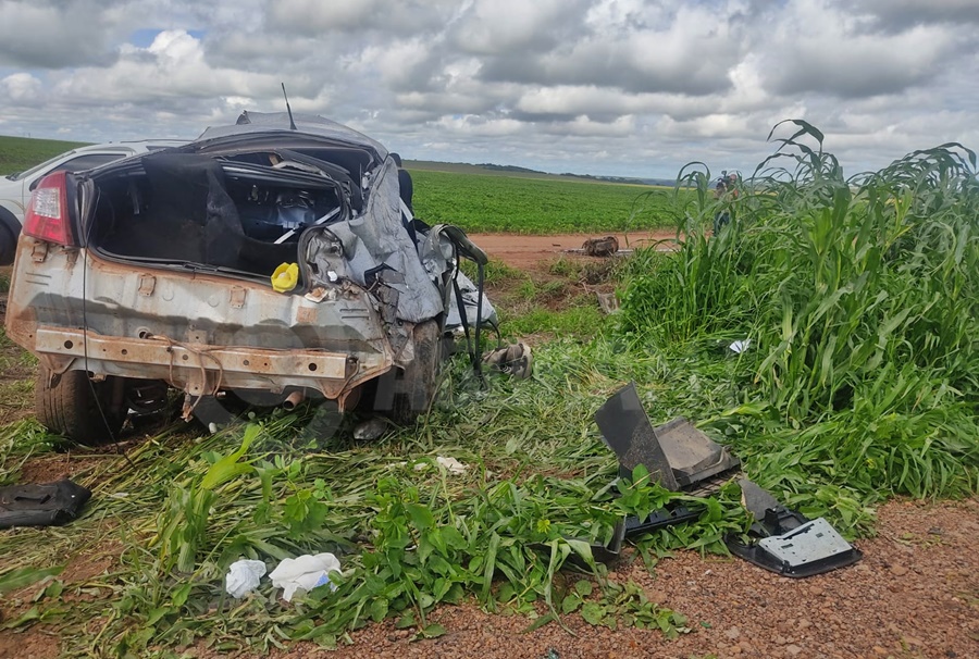 Imagem: carro destruido Carro de passeio acerta lateral da carreta e bate de frente com ônibus com 50 passageiros