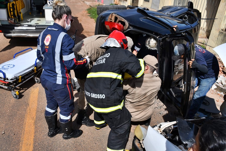 Imagem: vitima sendo retirada Após batida, carro tomba e mulher fica presa dentro do veículo