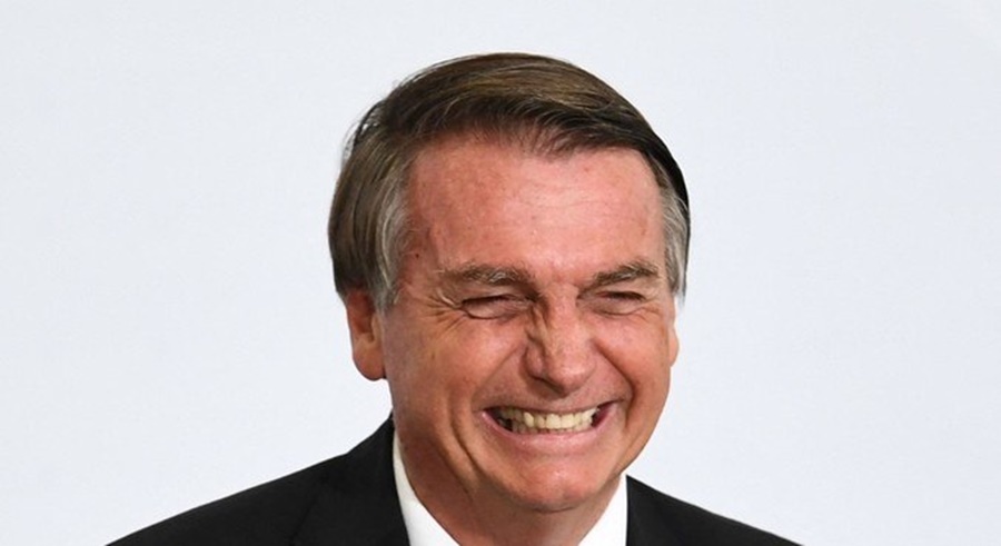 Imagem: Bolsonaro sorrindo Adolescente marca a ferro quente número 22 nas costas em apoio a Bolsonaro