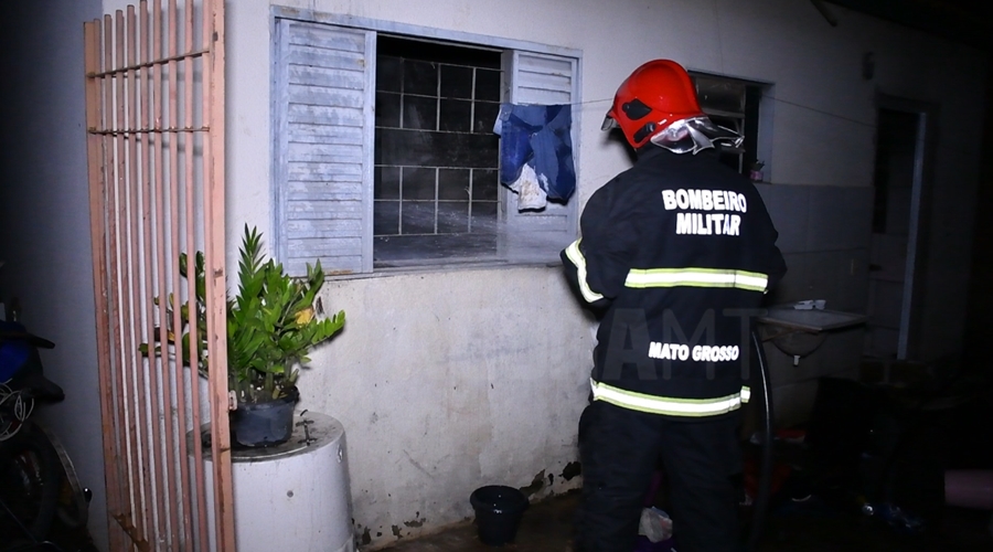 Imagem: Bombeiro fazendo o rescaldo na residencia Casa pega fogo, fica totalmente destruída e família perde tudo