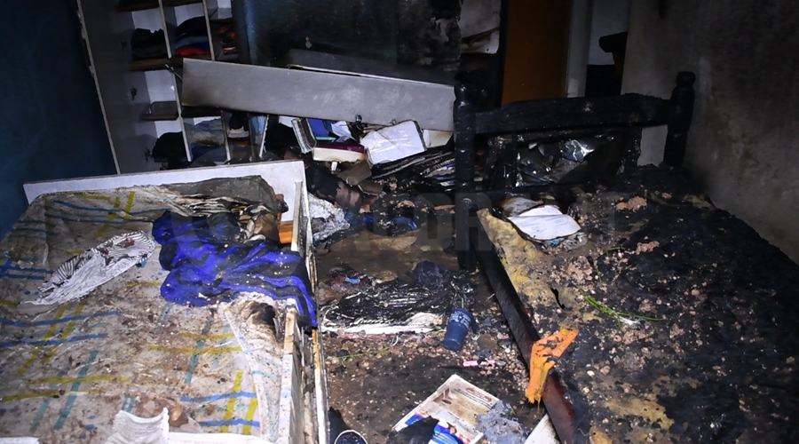 Imagem: Interior da casa destruida pelo fogo Casa pega fogo, fica totalmente destruída e família perde tudo