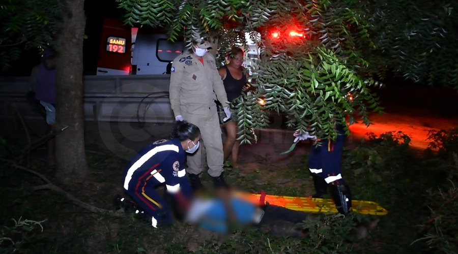 Imagem: Motoqueiro caido recebendo atendimento Motoqueiro bate em tronco caído rua, fica ferido e é encaminhado para o hospital