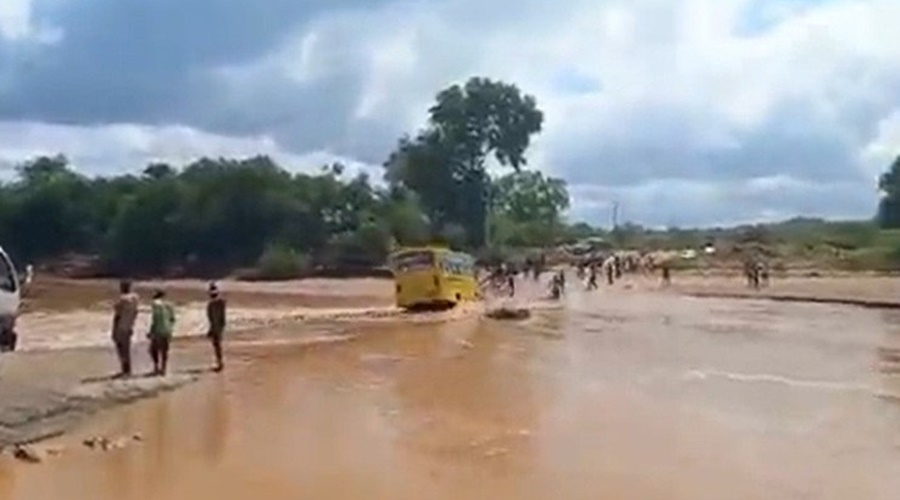 Imagem: Obibus afunda em rio no Quenia Ônibus afunda em rio e deixa cerca de 23 mortos no Quênia