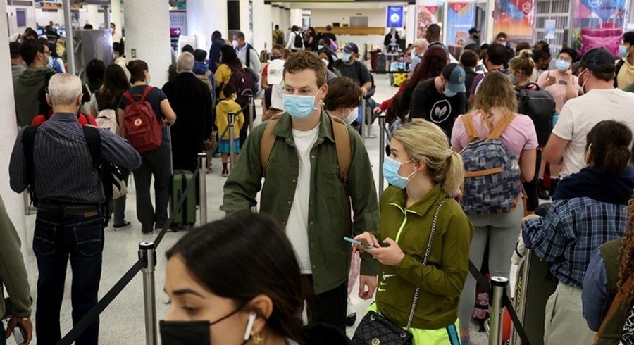 Imagem: Pessoas com mascaras em aeroporto Anvisa pede uso de máscara para adiar chegada da varíola dos macacos