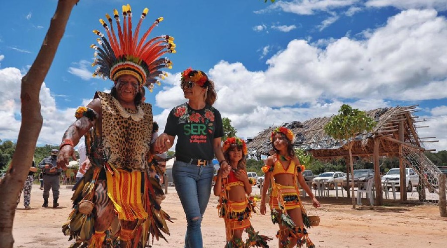 Imagem: Primeira dama em aldeia Primeira-dama Virginia Mendes é madrinha do projeto de turismo da Aldeia Wazare