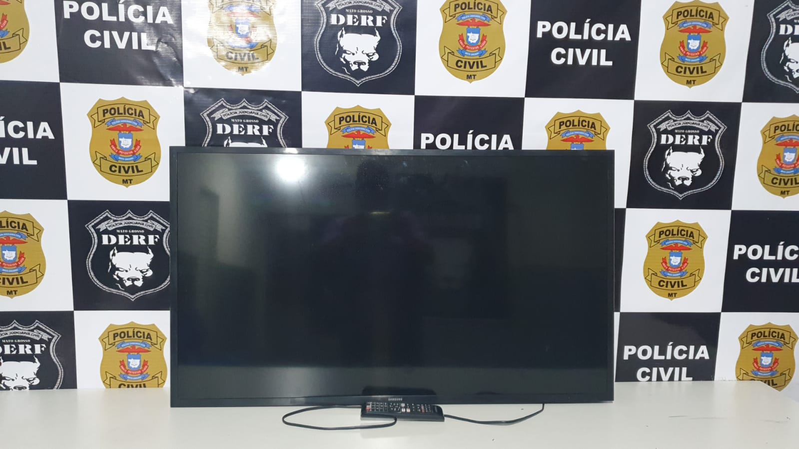 Imagem: TV RECUPERADA Rapaz é preso com TV roubada e equipamentos usados na construção civil sem nota fiscal
