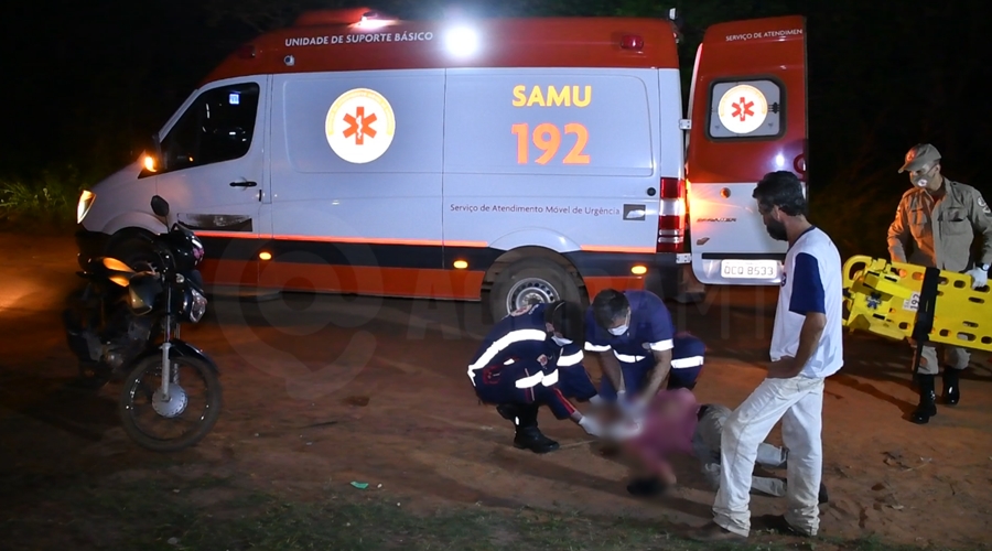 Imagem: Vitima sendo atendida pelos medicos do Samu Motociclista perde o controle, bate em poste e sofre traumatismo craniano