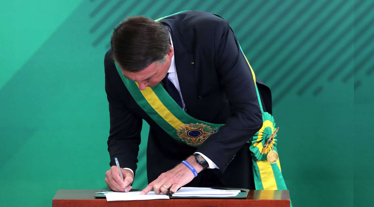 Imagem: bolsonaro assina Orçamento da União para 2022 é publicado com vetos de R$ 3,184 bilhões