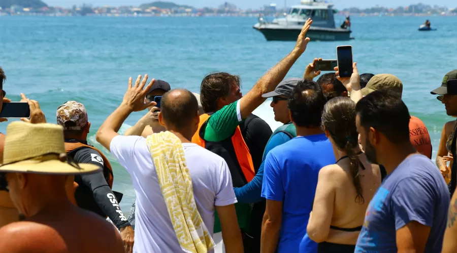 Imagem: bolsonaro sc Bolsonaro faz passeio em praia e conversa com apoiadores em SC